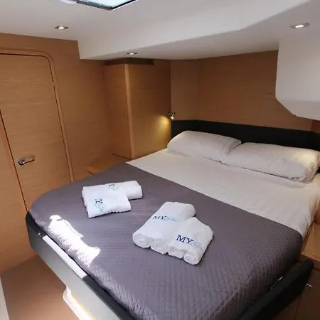 Botel Boatel Angioino